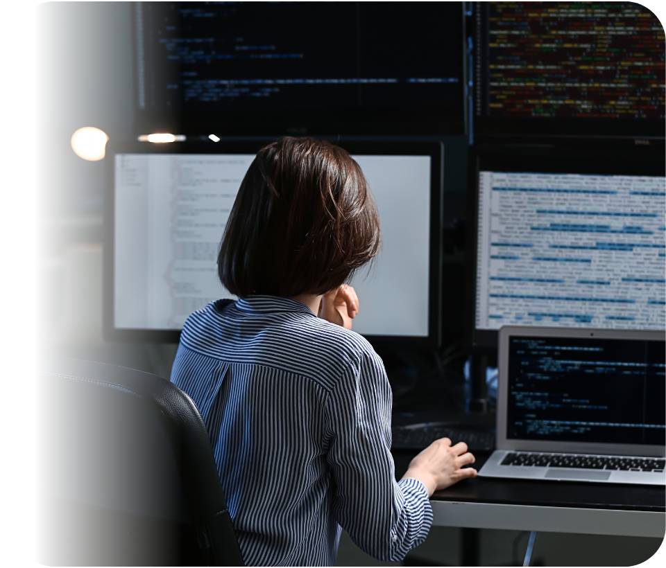 Analityk przy ścianie monitorów