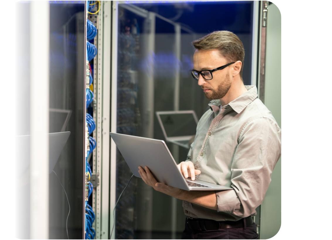 Technik pracujący z laptopem