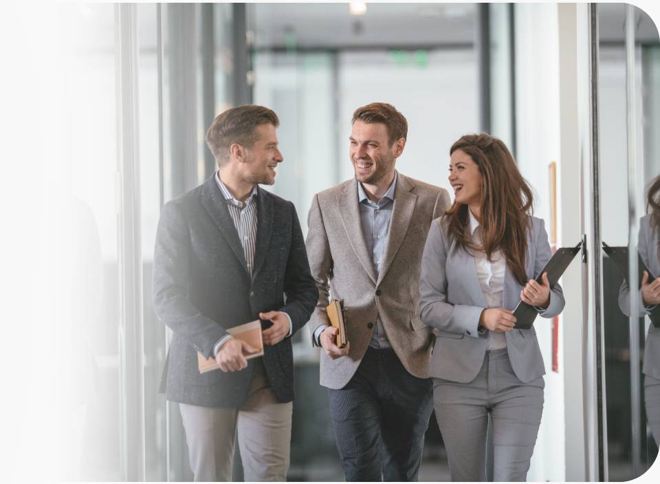 Osoba do spraw sprzedaży IT rozmawiająca z klientami