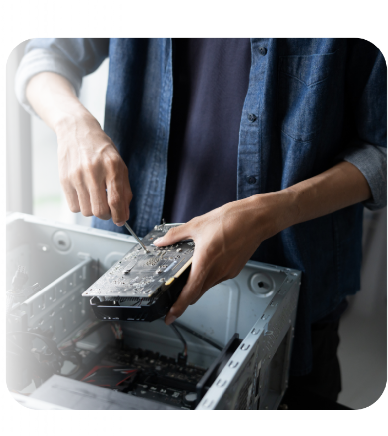 Technik sprawdzający komputer