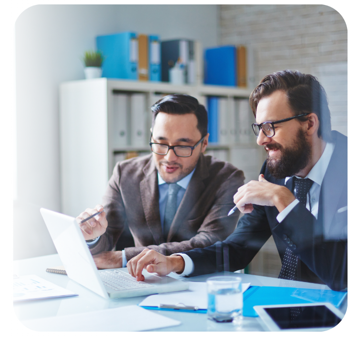 Pracownik tłumaczy przebieg reorganizacji